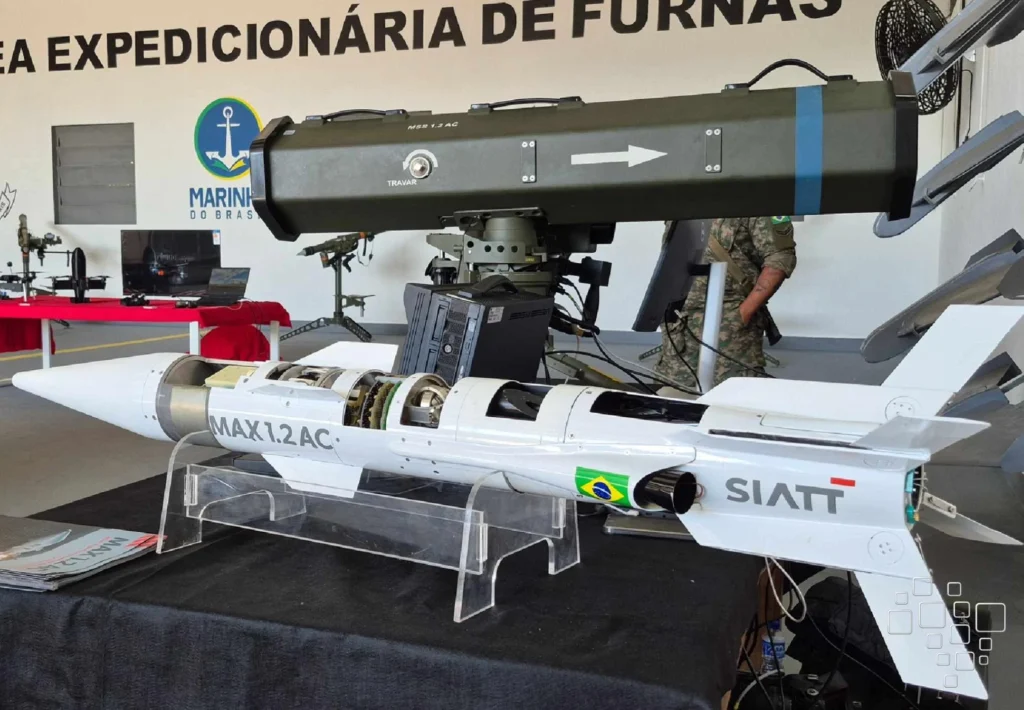 Protótipo de míssil SIATT exibido em feira militar.