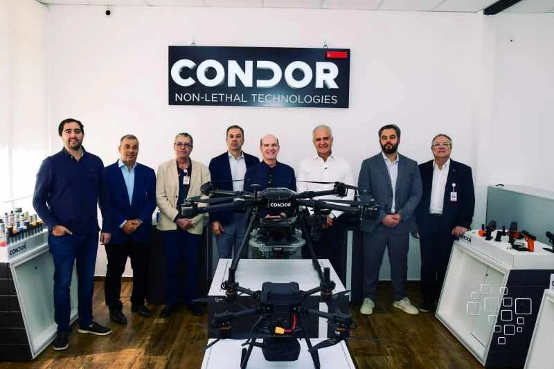 Executivos apresentam drone em empresa de tecnologia não letal.