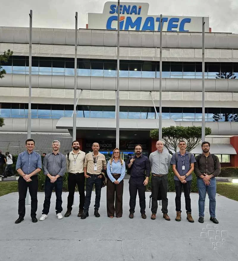 Grupo em frente ao prédio SENAI CIMATEC.
