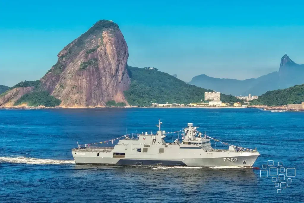 Navio militar navegando em frente ao Pão de Açúcar.
