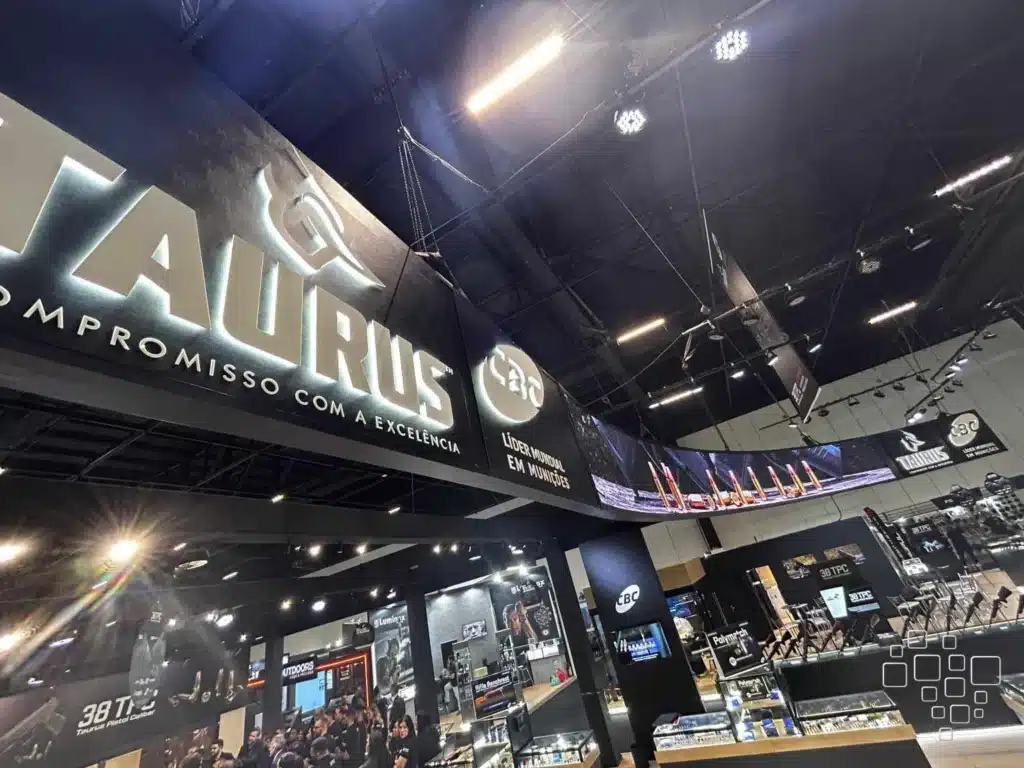 Estande Taurus em evento com muitos visitantes.