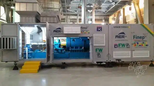 Equipamento industrial em fábrica com logos e estruturas visíveis.