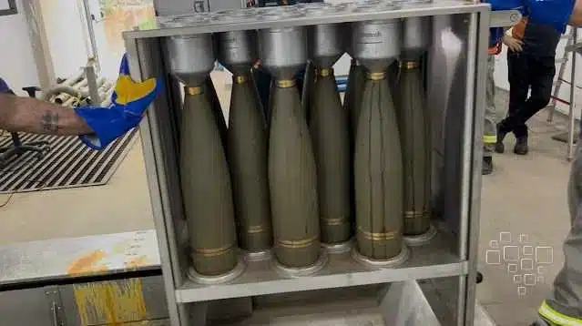 Arsenal militar: projéteis em armazenamento seguro.