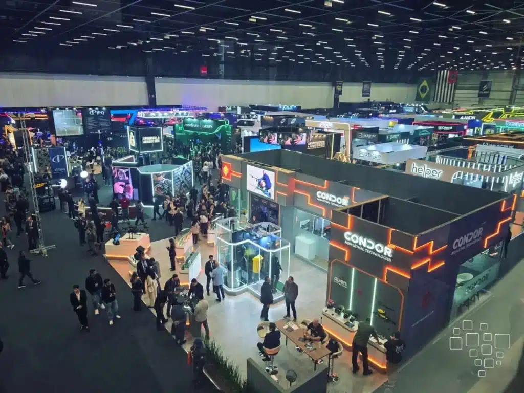 Vista aérea de feira tecnológica movimentada.
