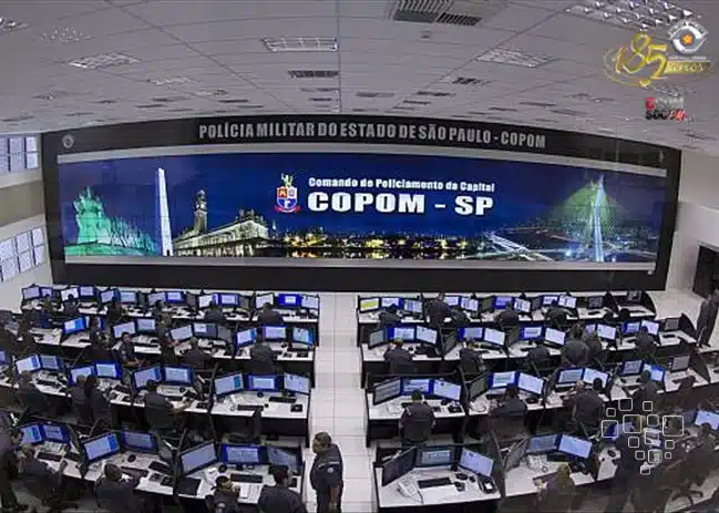 Comando de Policiamento COPOM-SP com agentes monitando telas.