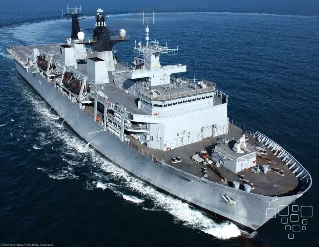 Navio de guerra navegando em mar aberto.