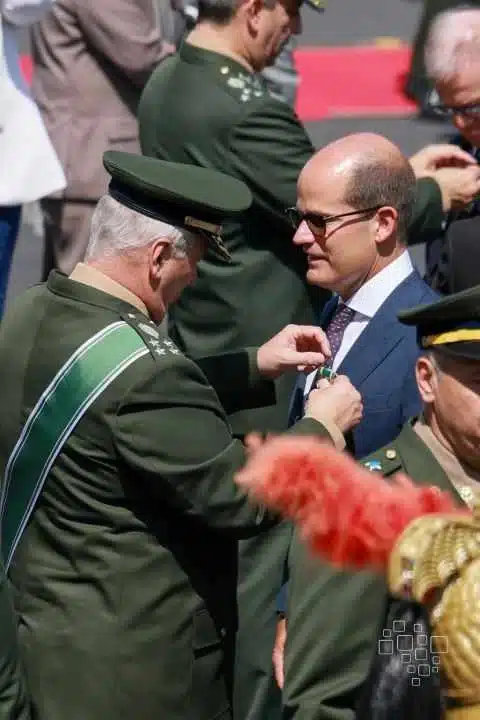 Cerimônia de entrega de medalhas militares.