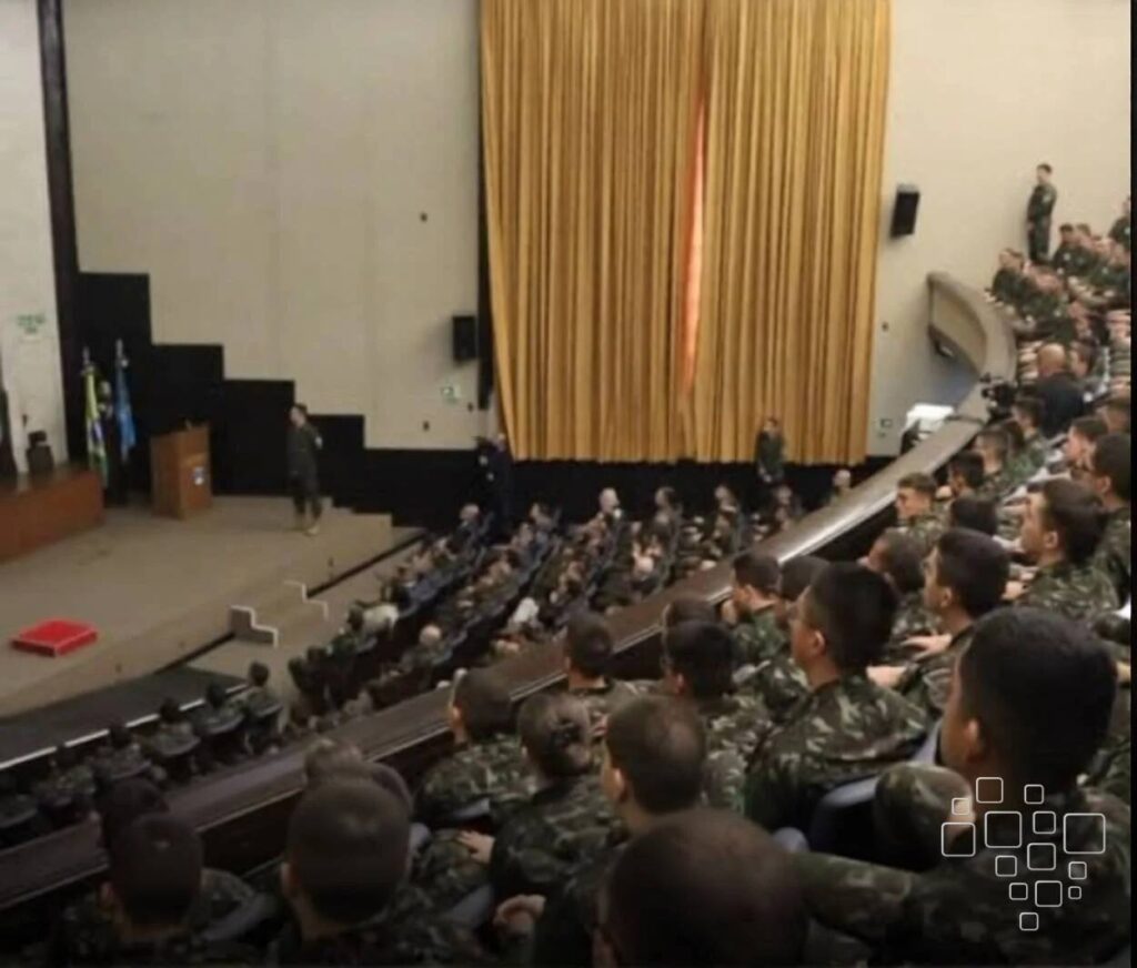 Palestra para militares em auditório grande.