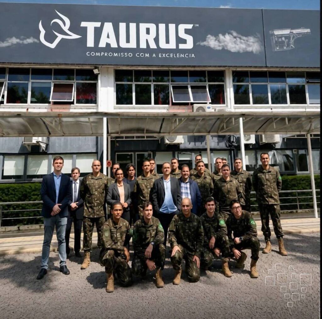 Grupo de militares e civis frente ao prédio da Taurus.