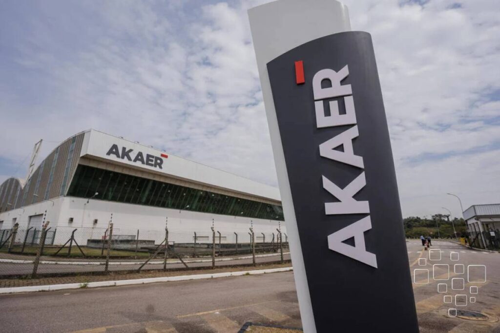 Entrada do edifício da Akaer, céu nublado