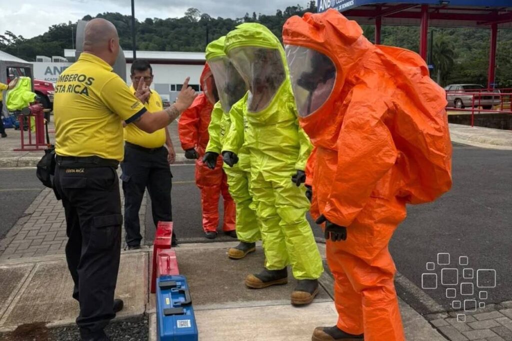 Bombeiros em trajes de proteção em treinamento.