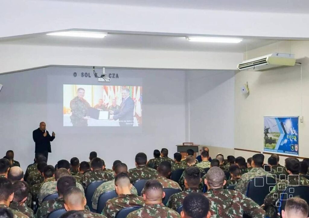 Palestra militar com apresentação em projeção.
