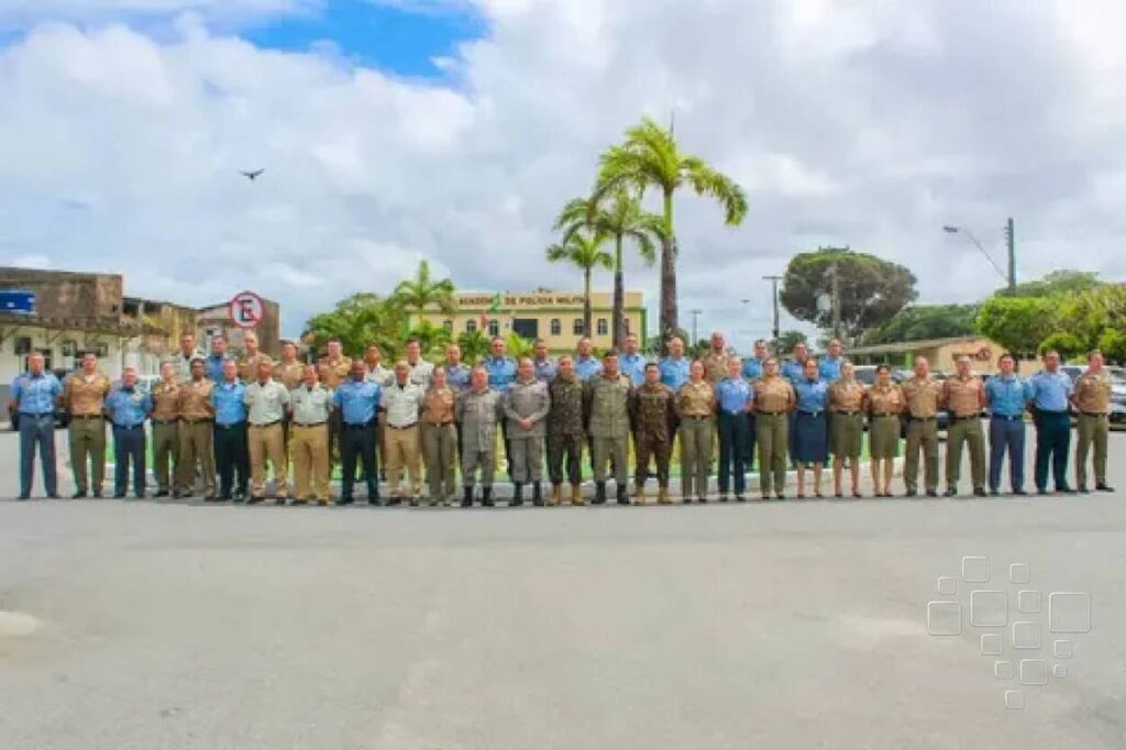Policiais militares em formação em frente à unidade.