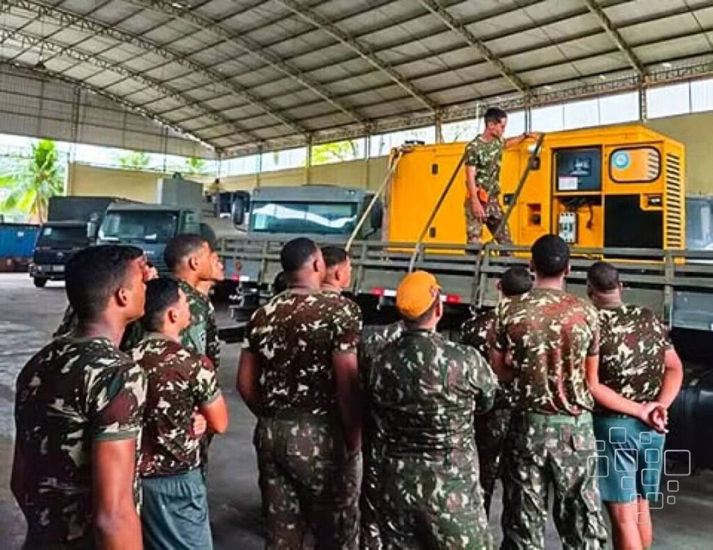 Soldados instruídos sobre equipamento militar em hangar.