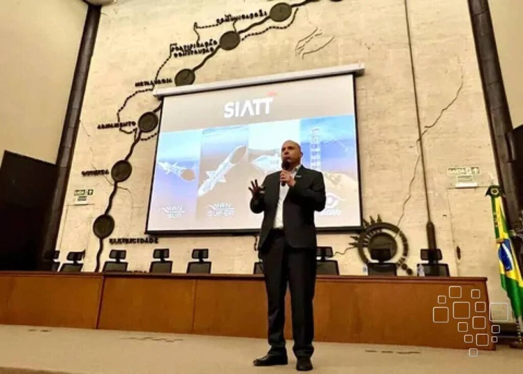 Palestrante em apresentação sobre tecnologia SIATT