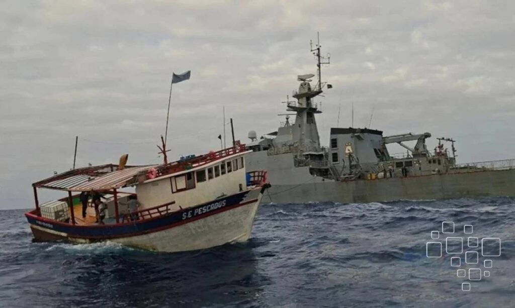 Navio e barco pesqueiro no oceano agitado.