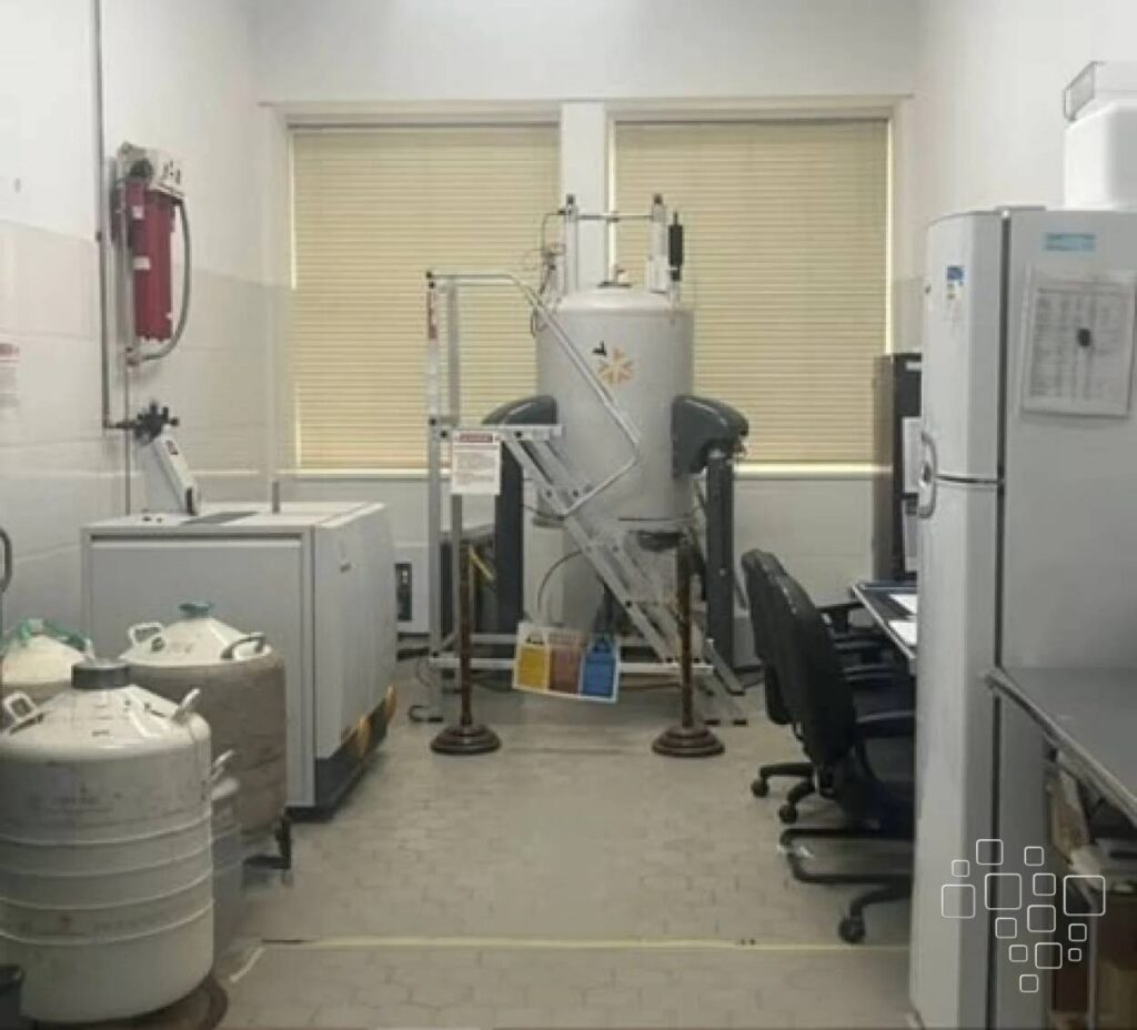 Laboratório com equipamentos de análise química avançada.