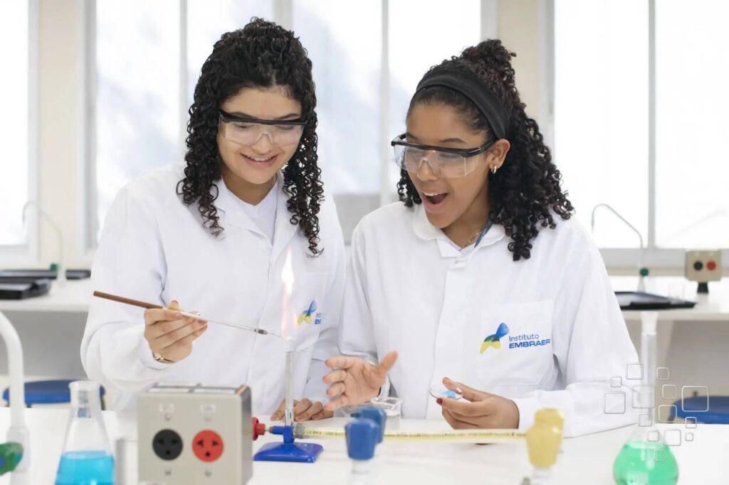 Estudantes no laboratório realizando experimento químico.