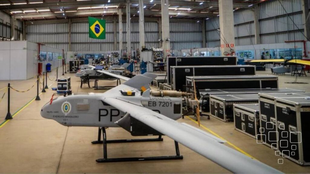 Drones militares em hangar brasileiro com bandeira.