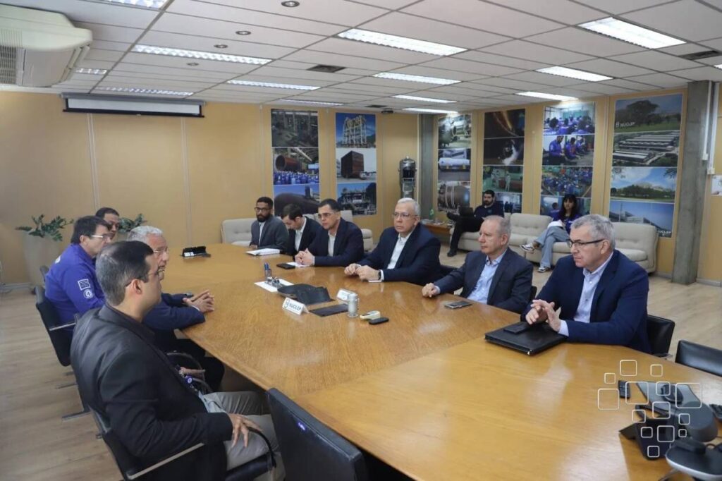 Reunião corporativa em sala de conferências moderna.