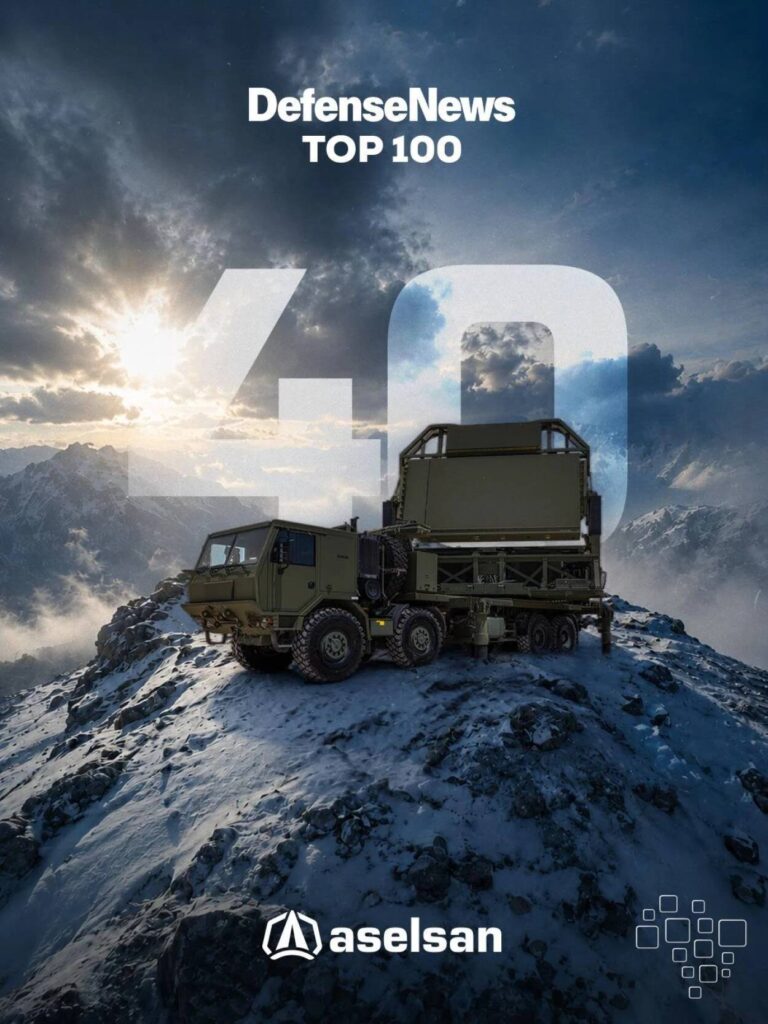 Veículo militar em montanha nevada ao amanhecer.