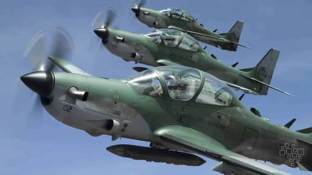 Três aviões militares em formação no céu.