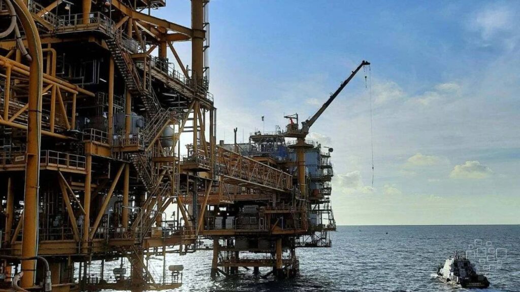 Plataforma de petróleo offshore em operação no mar