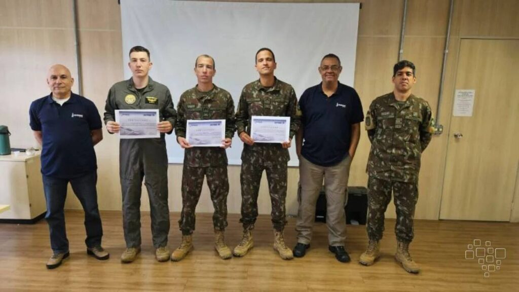 Militares com certificados em cerimônia de premiação.