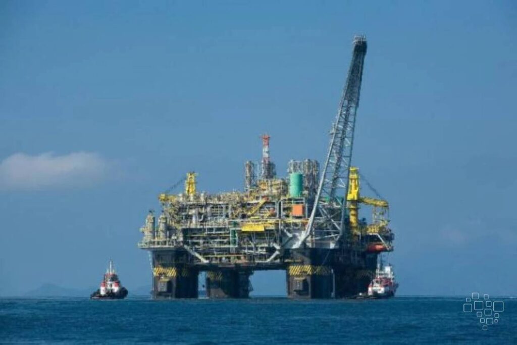 Plataforma de petróleo no mar com rebocadores