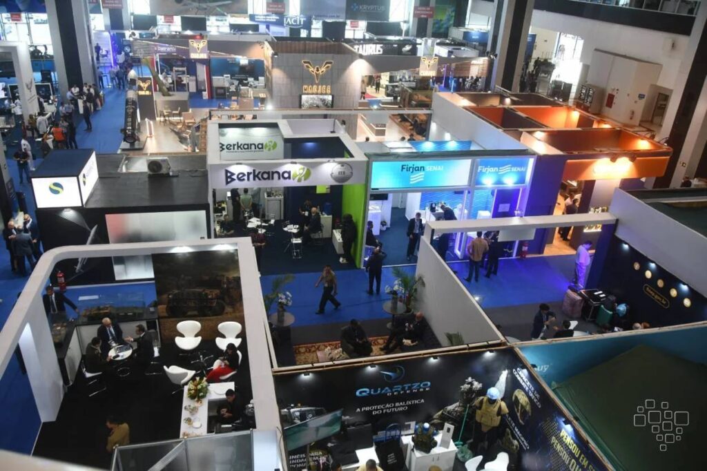 Vista aérea de feira de negócios com estandes variados.