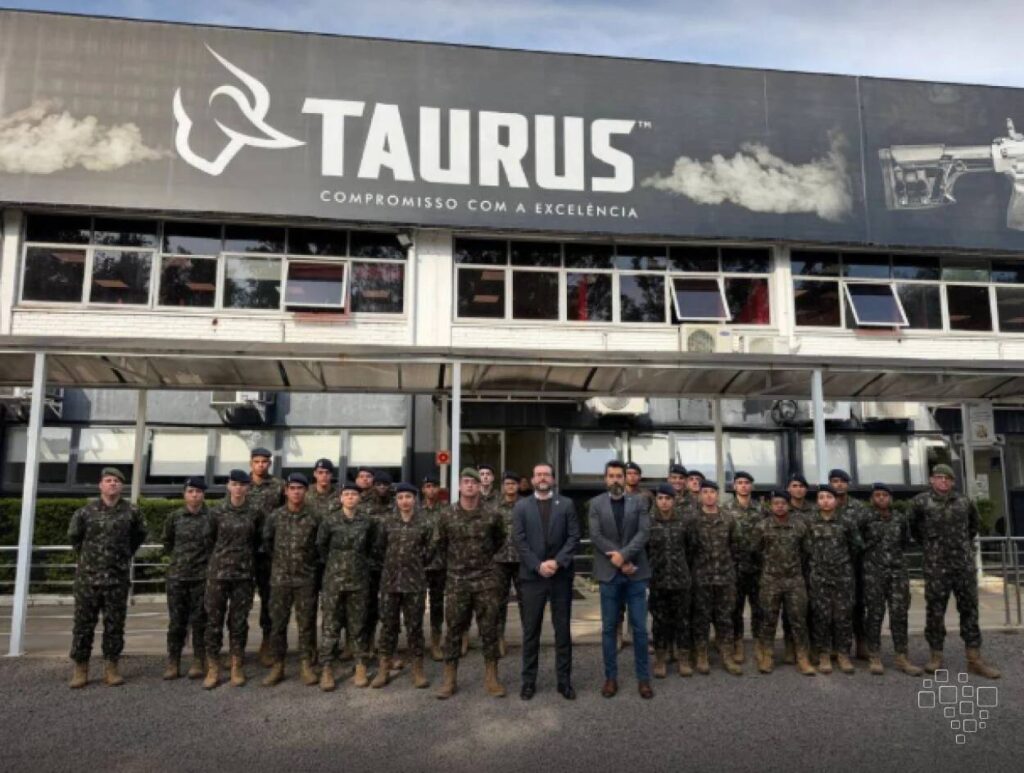 Militares posam em frente à fábrica Taurus