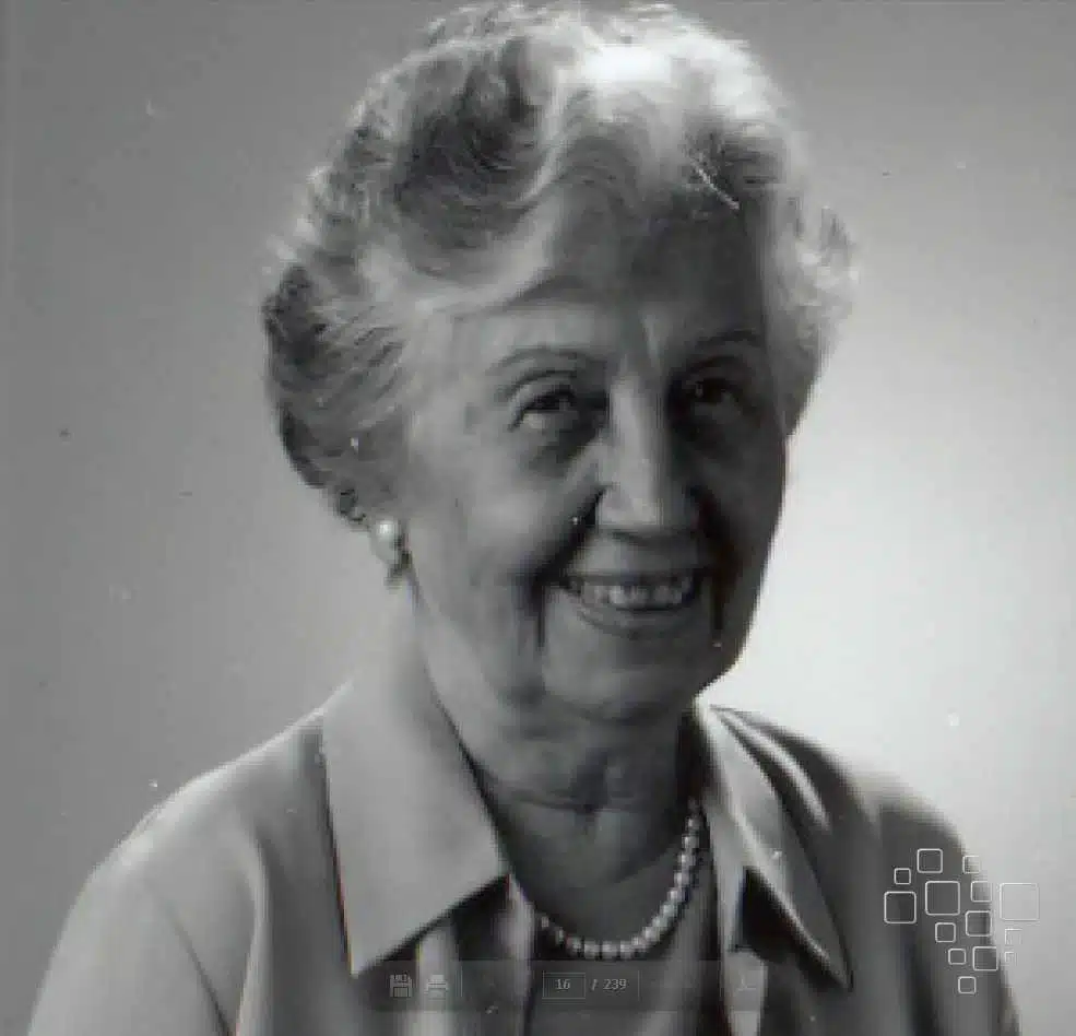 Senhora idosa sorrindo em foto preto e branco.