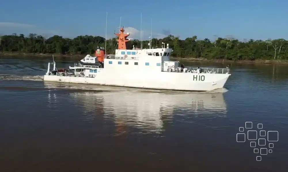 Navio de pesquisa navegando em rio amazônico.