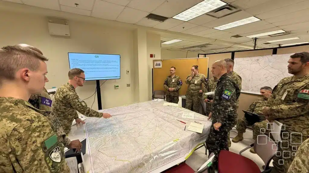 Militares analisam mapa durante reunião estratégica.