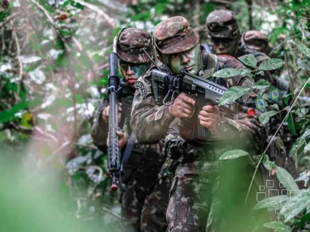 Soldados camuflados em treinamento na selva.