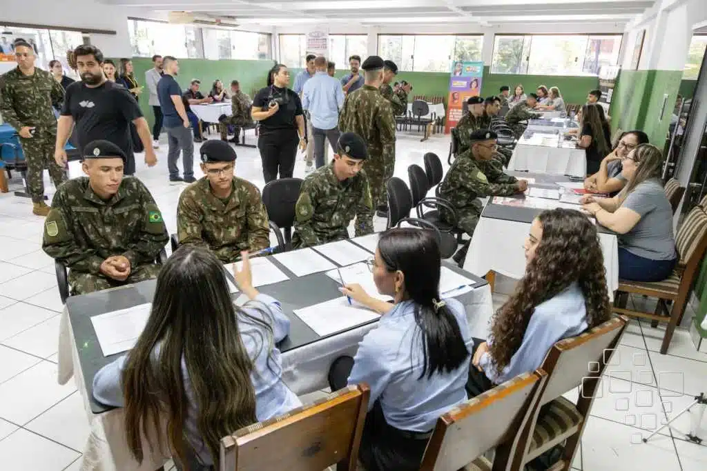 Recrutas do exército em atendimento, Brasil.